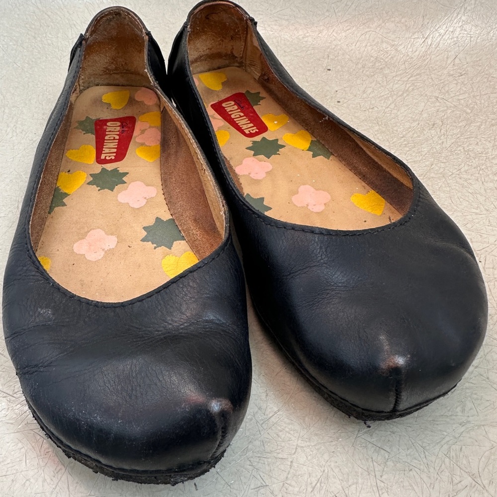 Clark Originals // leather flats with unique toe // size 8.5